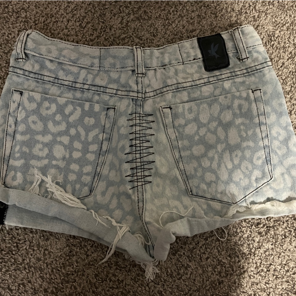 Patterned jean shorts - Picture 3 of 3